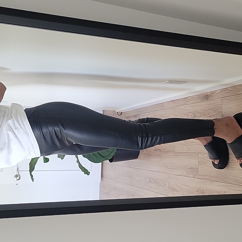 Reitmans Faux Leather pants size petite 4 - Picture 3 of 17